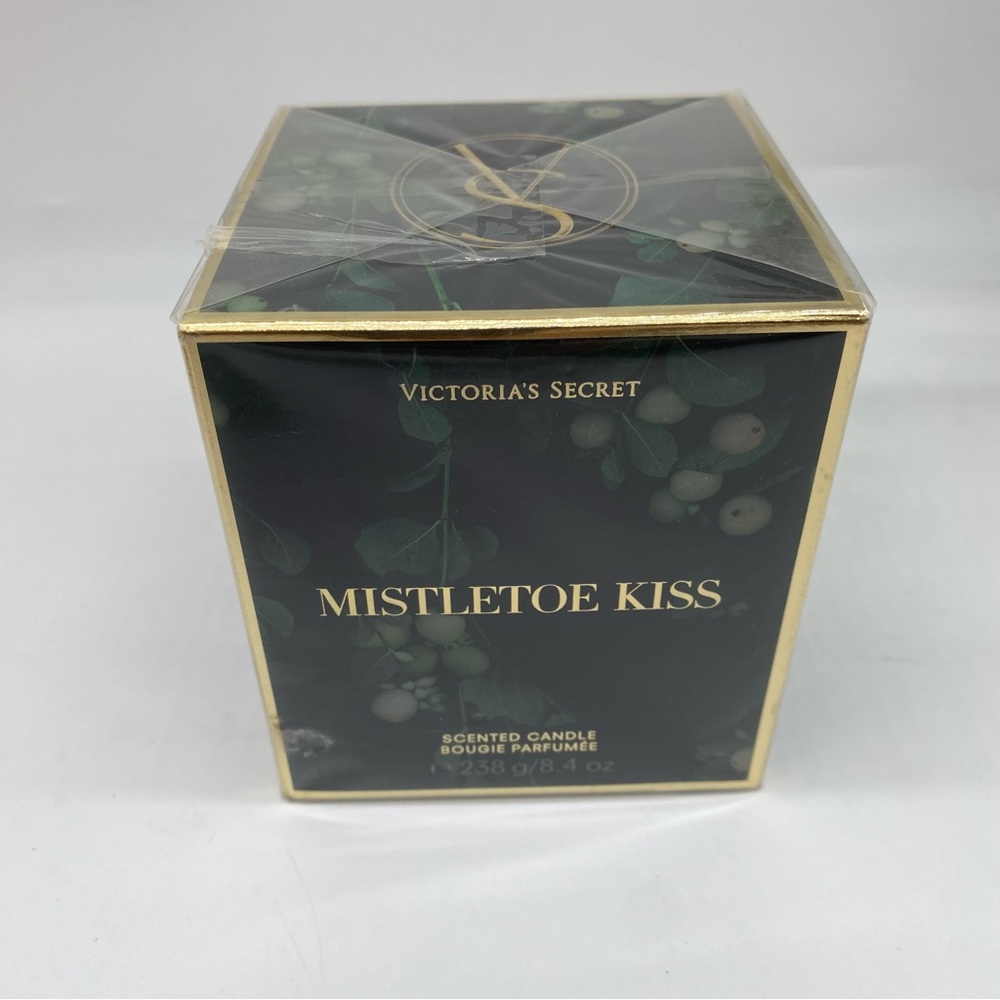 Victoria’s Secret Mistletoe kiss seasonal spirit scented candle 8.4 Oz NEW